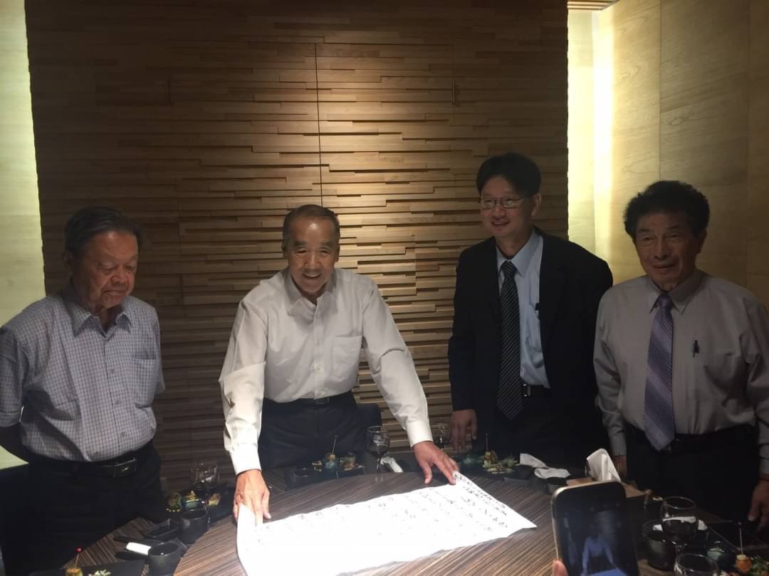 嘉義政壇大老蕭火綿（中穿白衣者）辭世，享耆壽91歲。 圖：嘉義市新聞記者公會群組/提供