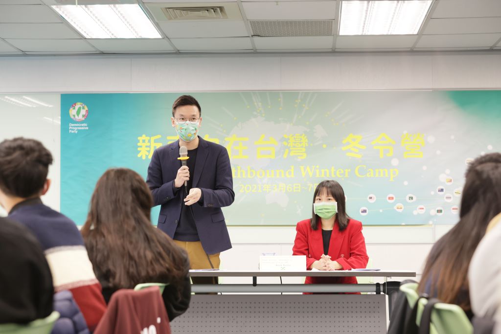 民進黨副秘書長林飛帆在致詞時表示，台灣不只是民主國家，更是一個多元文化的國家，期盼更多具有新南向國家背景的年輕人投入民進黨，為黨內帶來不一樣的視角，以拓展臺灣與周邊國家的關係。 圖：民進黨國際事務部／提供