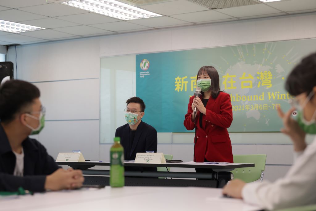 民進黨發言人暨國際部副主任謝佩芬透露，民進黨首度針對具有新南向國家背景的學生舉辦營隊，因考量到學員皆具多元文化背景特別邀請橫跨外交、政治、歷史、心理等領域的堅強師資授課。 圖：民進黨國際事務部／提供