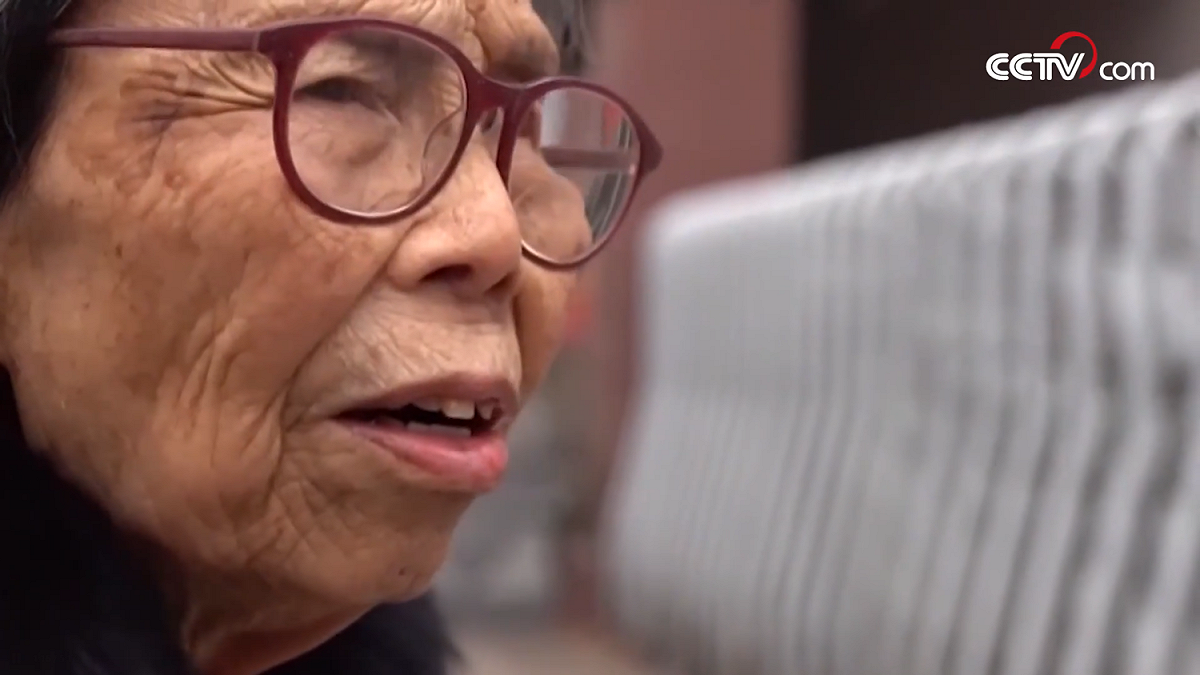 90歲的陳金英奶奶花了10年，用賣羽絨服的方式終於還清了1500多萬的債款。 圖：翻攝自央視