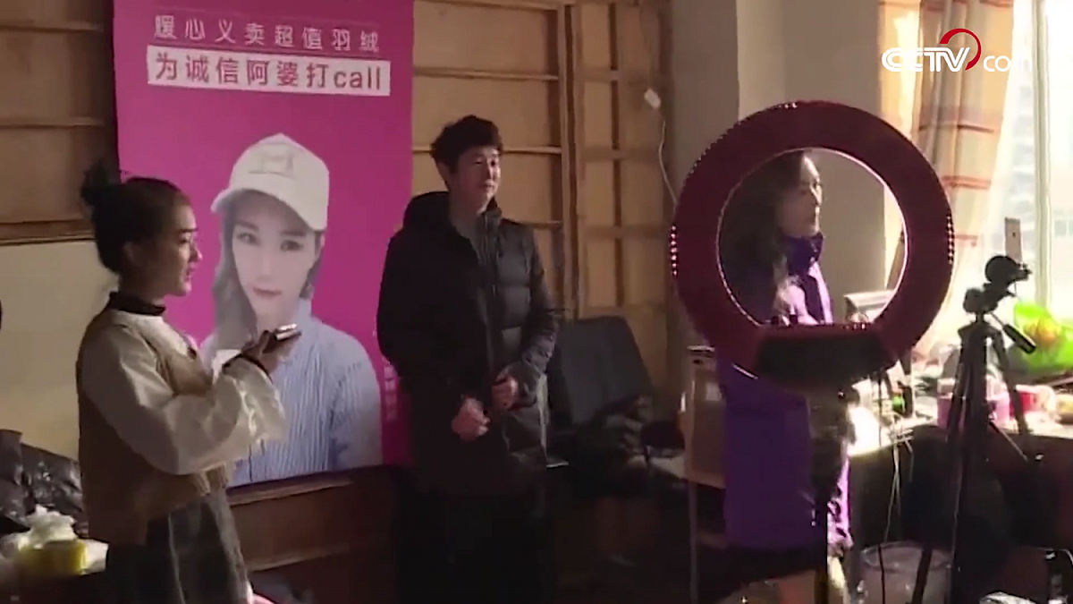 知道她的故事後，連網紅都到她的店直播，幫她賣羽絨服。 圖：翻攝自央視