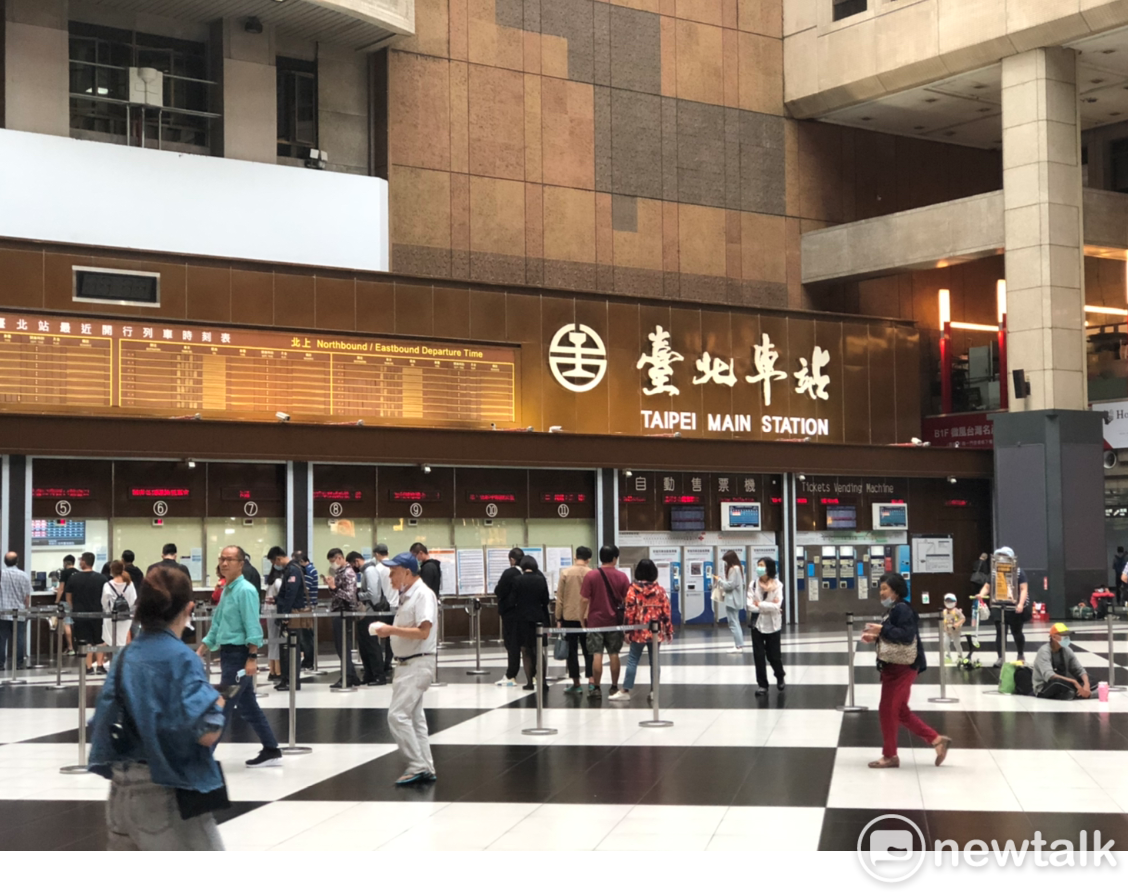 台鐵表示，因應疫情升溫，今日起各站大廳暫停租借，並要求車站商場落實用餐實名制（資料照）。 圖：汪靖軒／攝