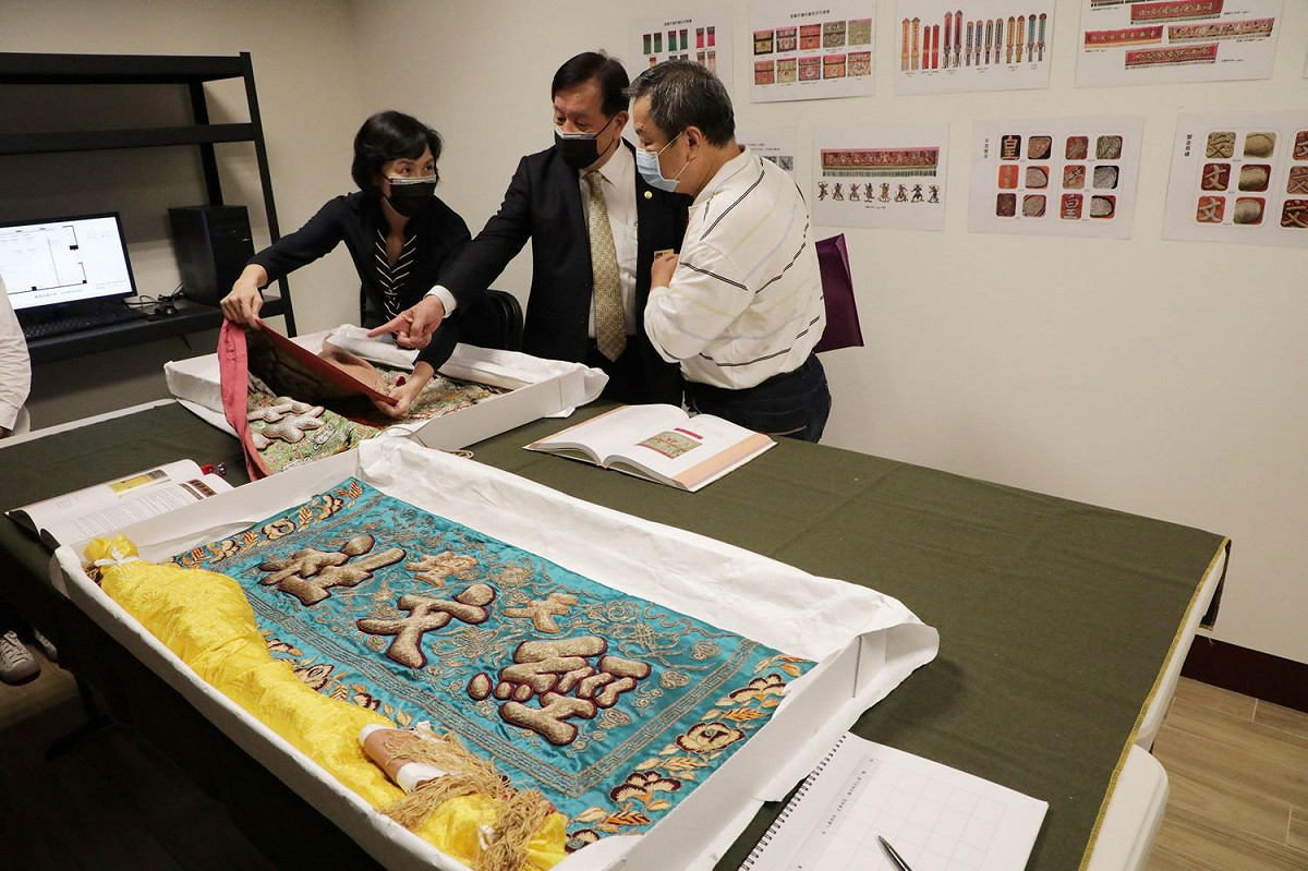 天壇收藏的繡品年代範圍涵蓋1920年代迄今，數量眾多、裝飾豐富，充滿民俗藝術特點。 圖：黃博郎／攝