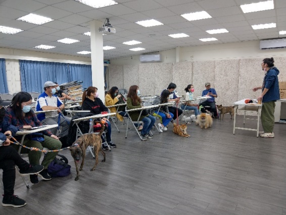 課程中呂政達教練請飼主提出問題。 圖：新北市動保處提供