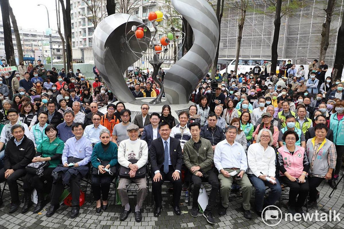 二七部隊紀念活動今天在紀念碑前舉行。  唐復年/攝