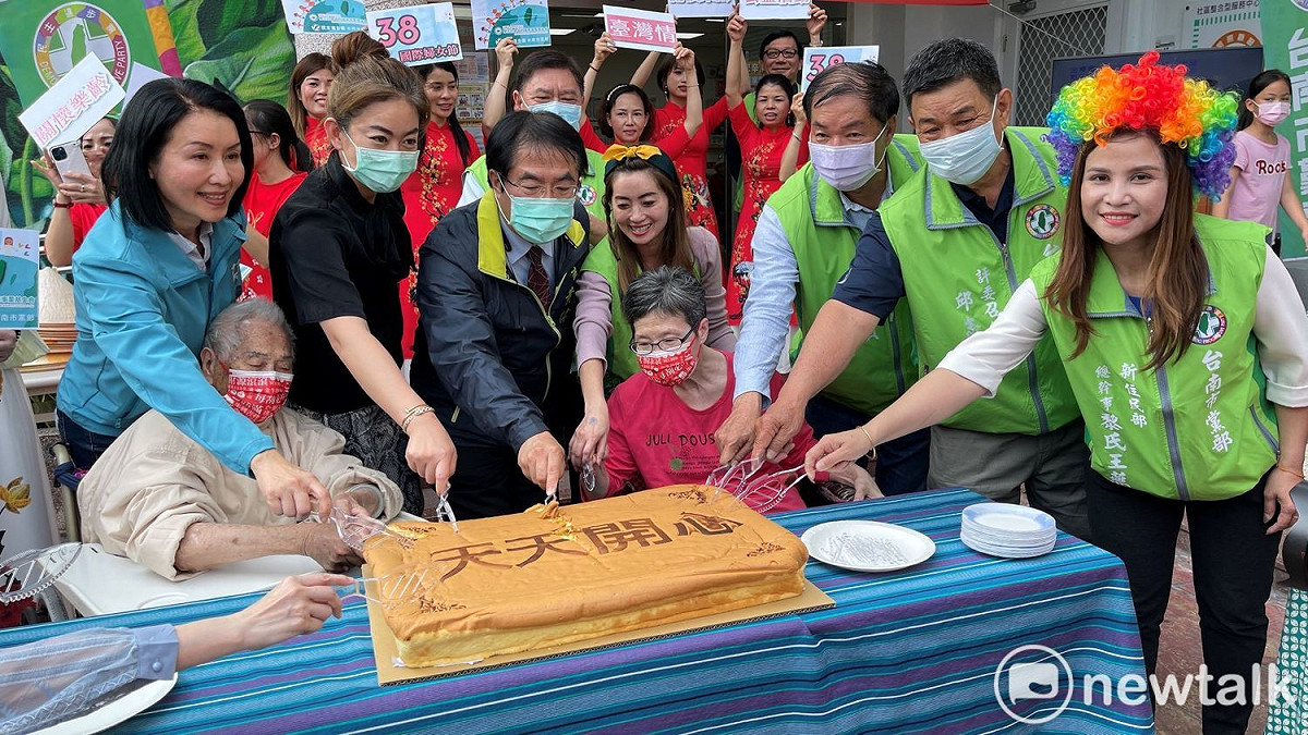 民進黨台南市黨部舉辦溫馨的婦女節慶祝活動，由民進黨婦女部與新住民部，結合樂活社會福利慈善事業基金會共同籌辦，以《女兒心、台灣情》為主軸串流整個活動內容。 圖：民進黨台南市黨部提供