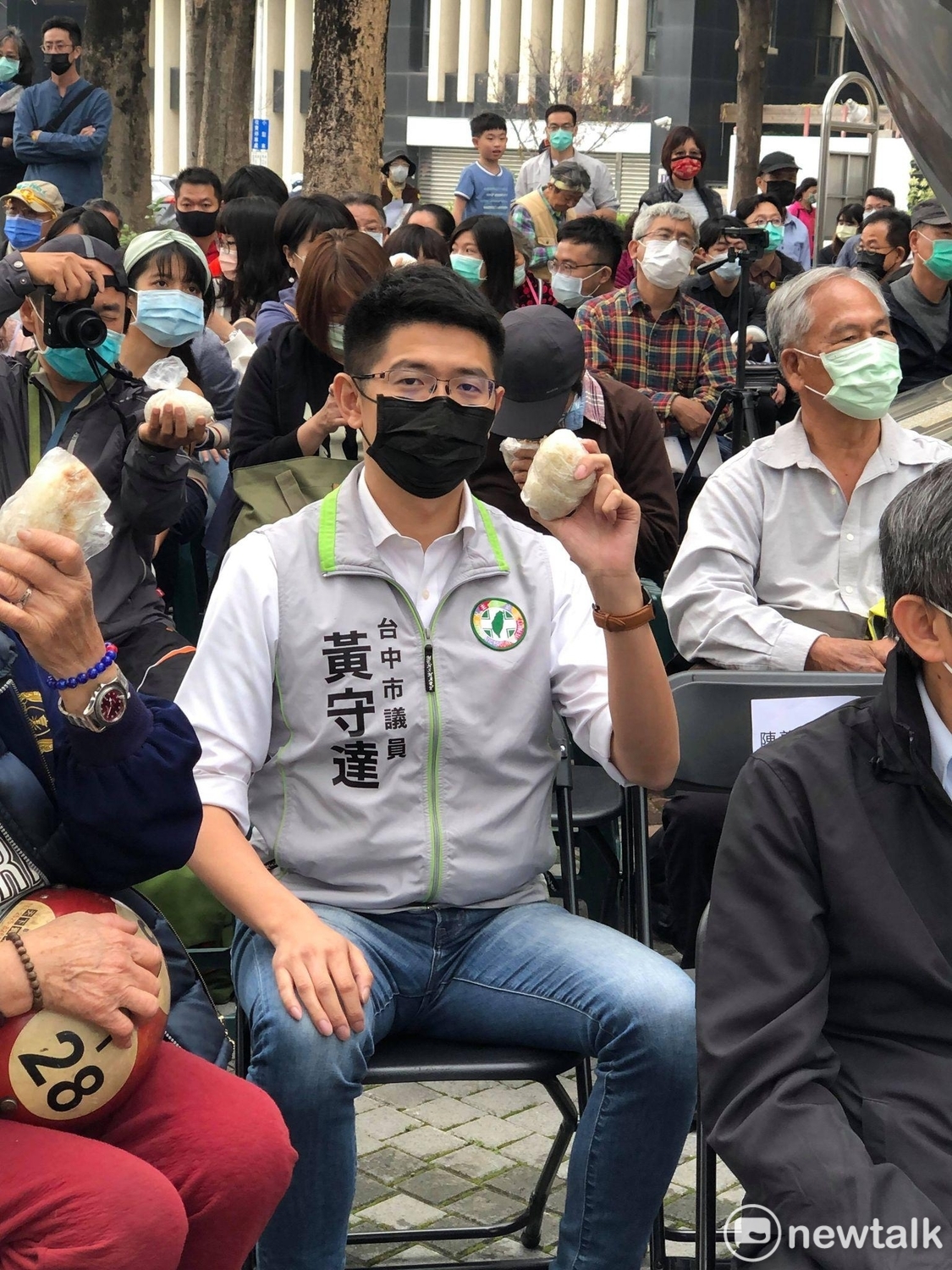 與會者都獲贈一顆飯糰。 唐復年/攝