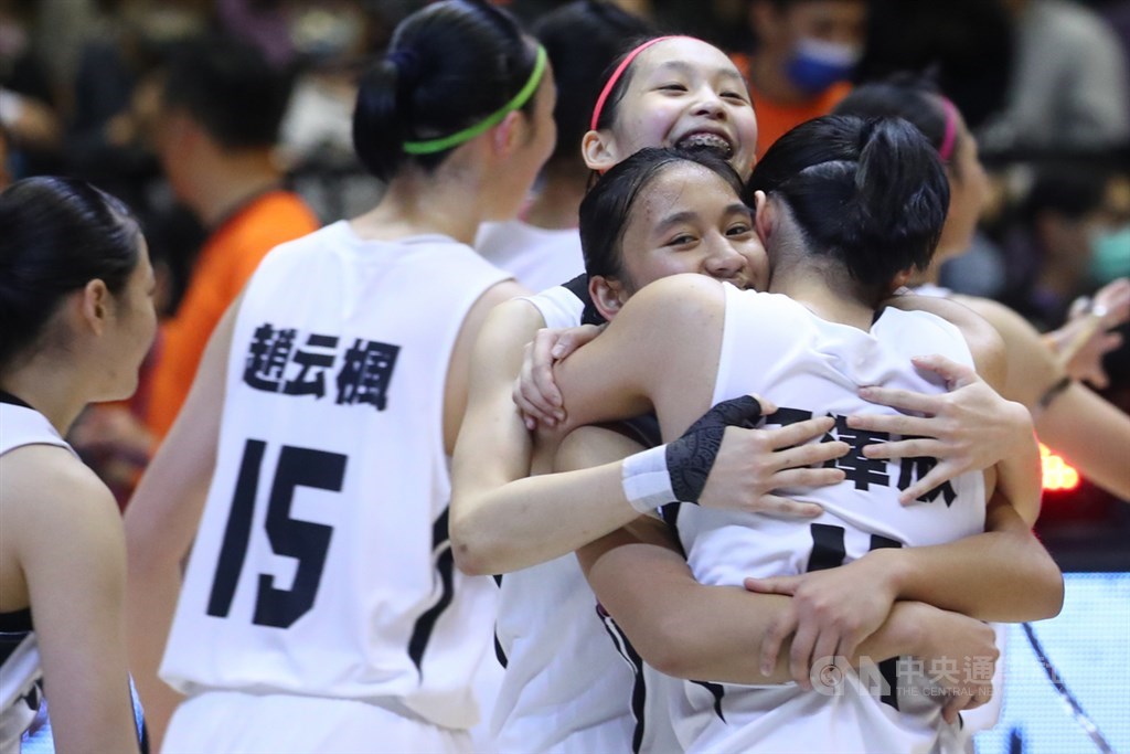 109學年度高中籃球聯賽（HBL）女子組冠軍戰7日在台北小巨蛋舉行，淡水商工終場以76比51擊敗永仁高中奪冠，完成2連霸。球員們開心在場中擁抱慶祝。 圖：中央社提供