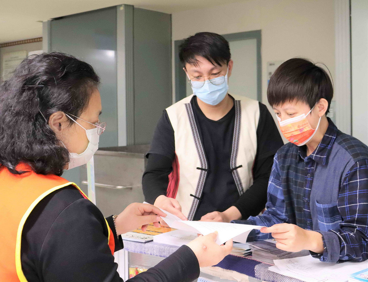 烏來區泰雅族族人(右)到新北原民局詢問。 圖：新北市政府原民局提供