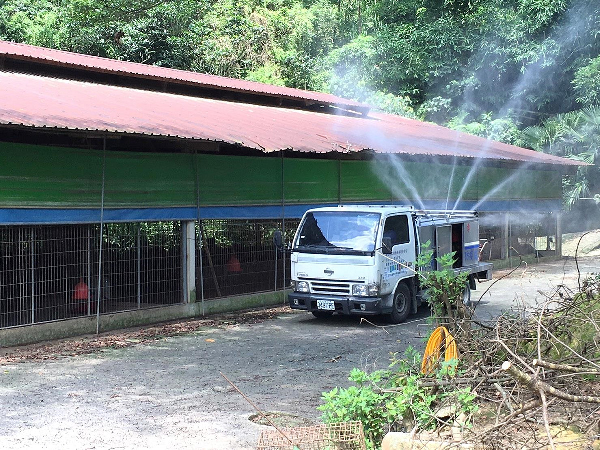 新北市動保處協助養禽戶消毒作業。 圖：新北市動保處提供