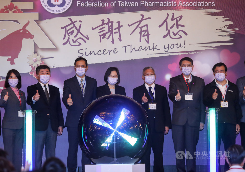 蔡總統感謝守防疫最前線 口罩實名制藥師功不可沒