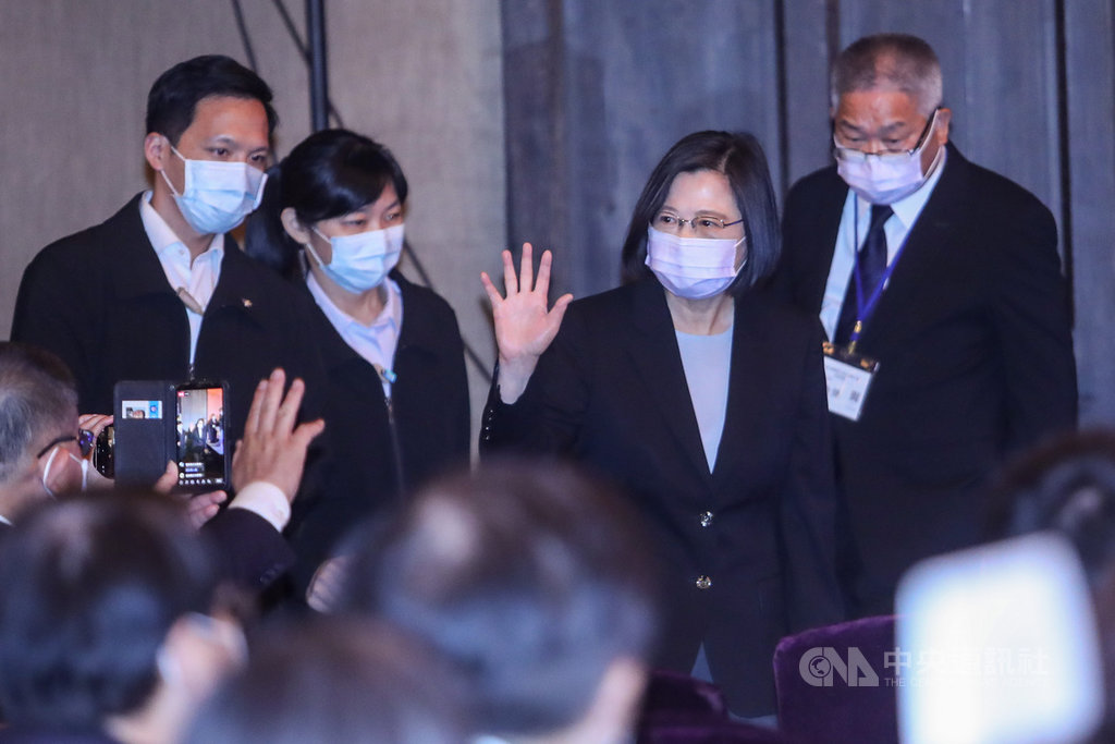 蔡總統感謝守防疫最前線 口罩實名制藥師功不可沒