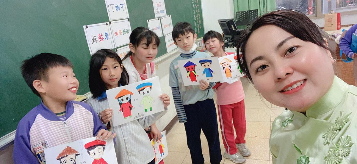 陳善明清老師教小朋友學越南語，她活潑樂觀的人格特質深受學生喜愛。 圖：新北市教育局提供
