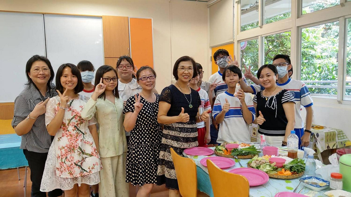 在新北市教越語的陳善明清老師(右一)，自105年起在新北市參加教學支援人員培訓課程及共備社群研習。 圖：新北市教育局提供