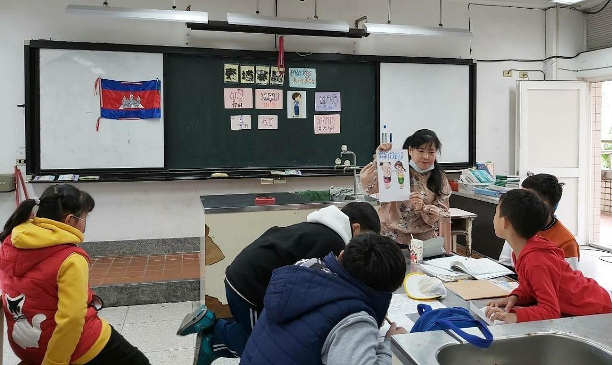 陳秀玲老師教新北市學生學柬埔寨語，發揮共備社群研習中所學習的教學技巧，應用於課堂中。 圖：新北市教育局提供