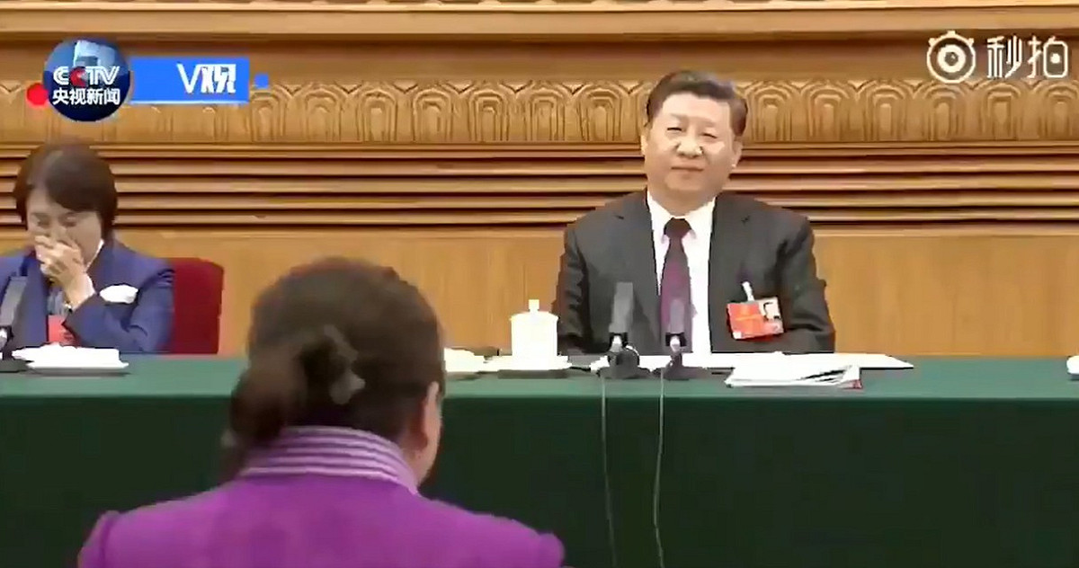 中國人大代表吹捧習近平「連廁所這樣的小事都爲老百姓想到了」，網友酸「旁邊這位要吐了」。 圖：翻攝央視