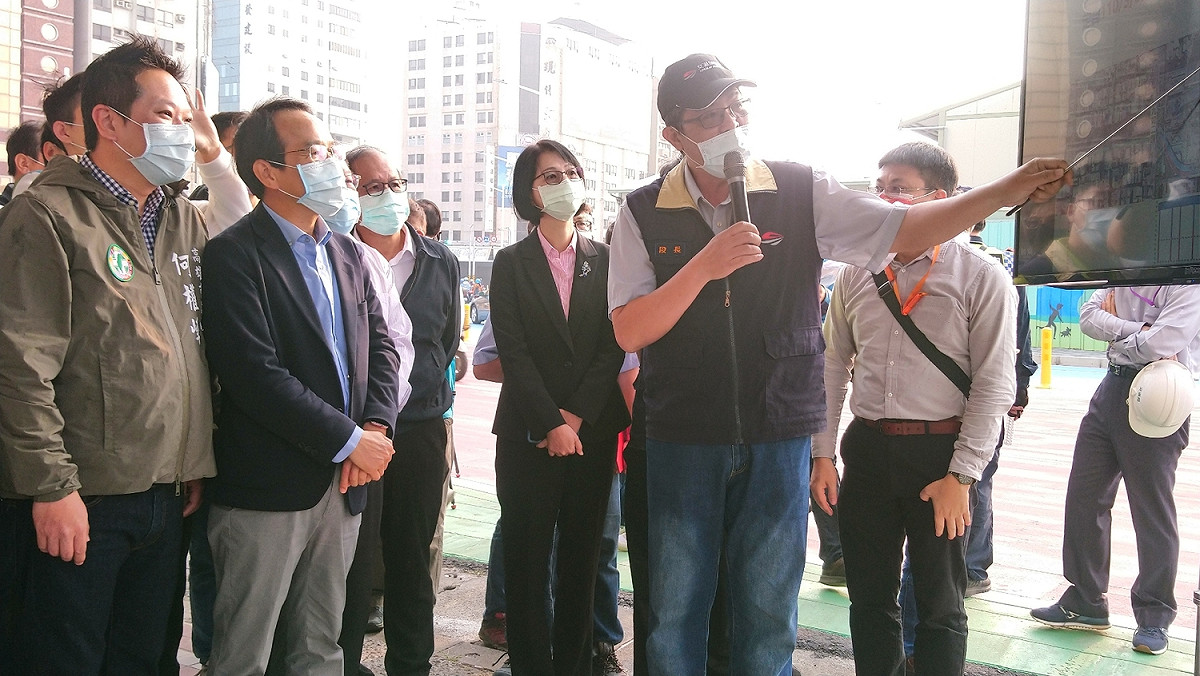 林欽榮(左二)聽取工程單位簡報。 圖：高雄市政府/提供