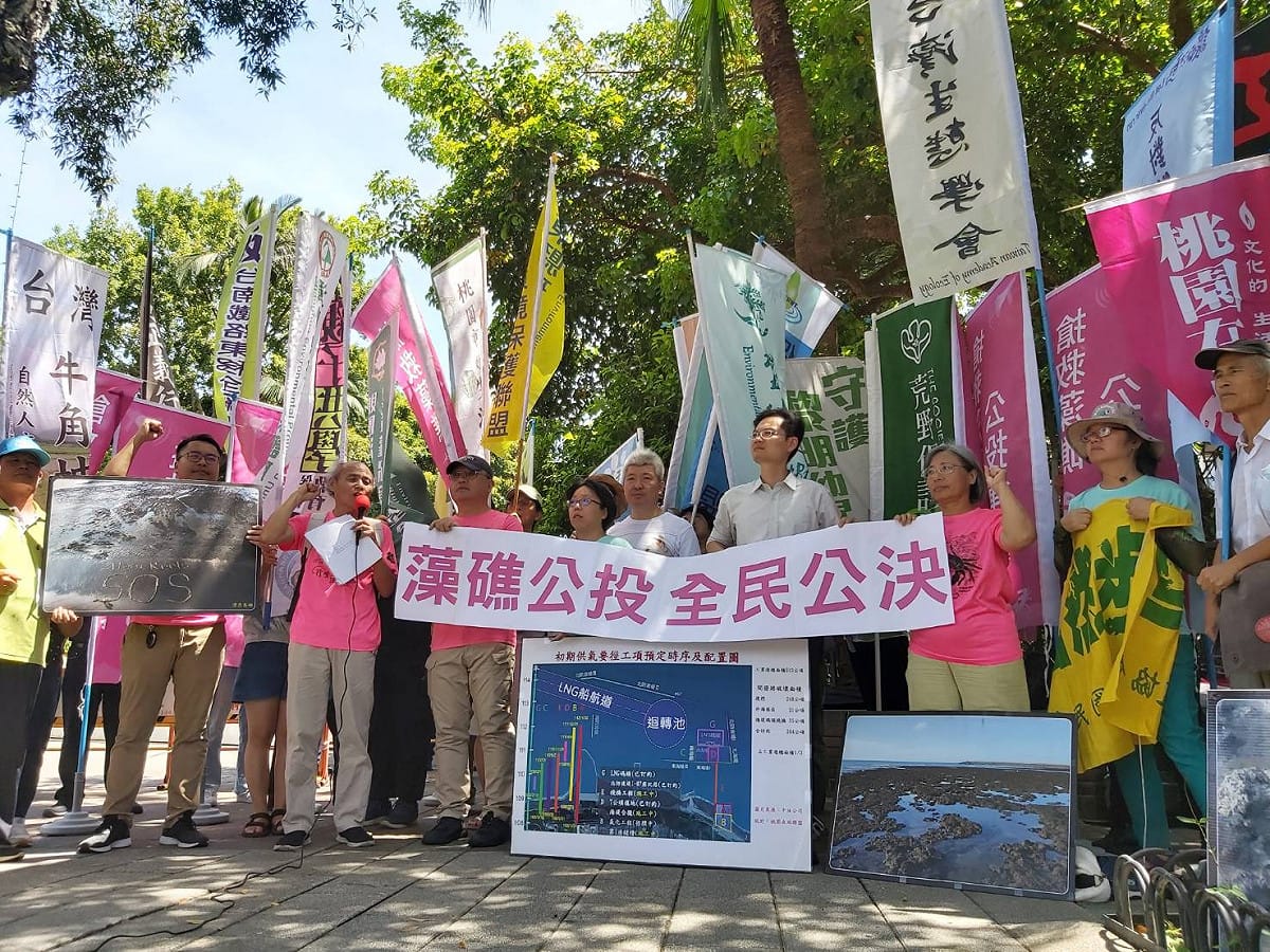 珍愛藻礁公投領銜人潘忠政（左二）同意與陳吉仲主委共同舉辦溝通會議。 圖：翻攝自潘忠政臉書