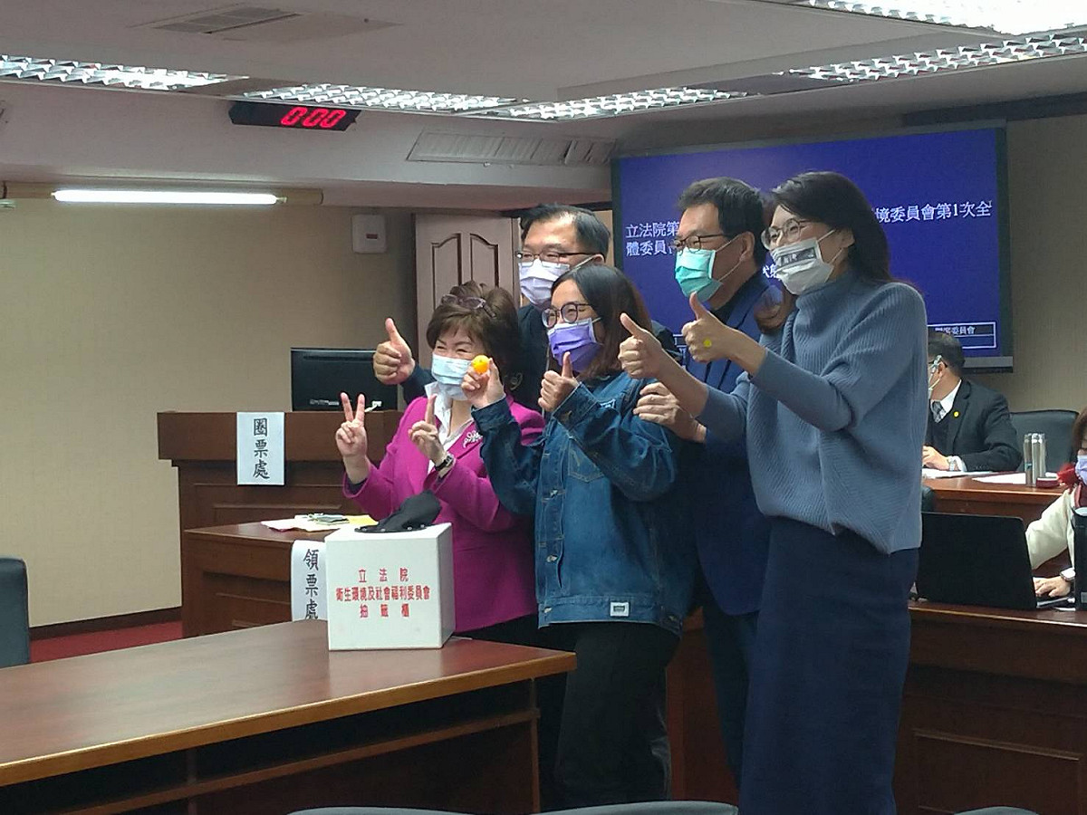 陳玉珍抽中召委，開心合影。 圖:陳佩君/攝