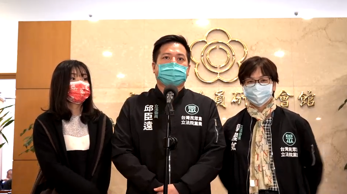 民眾黨團總召邱臣遠（中）、副總召高虹安（左）、幹事長蔡壁如（右）。 圖：民眾黨團 / 提供