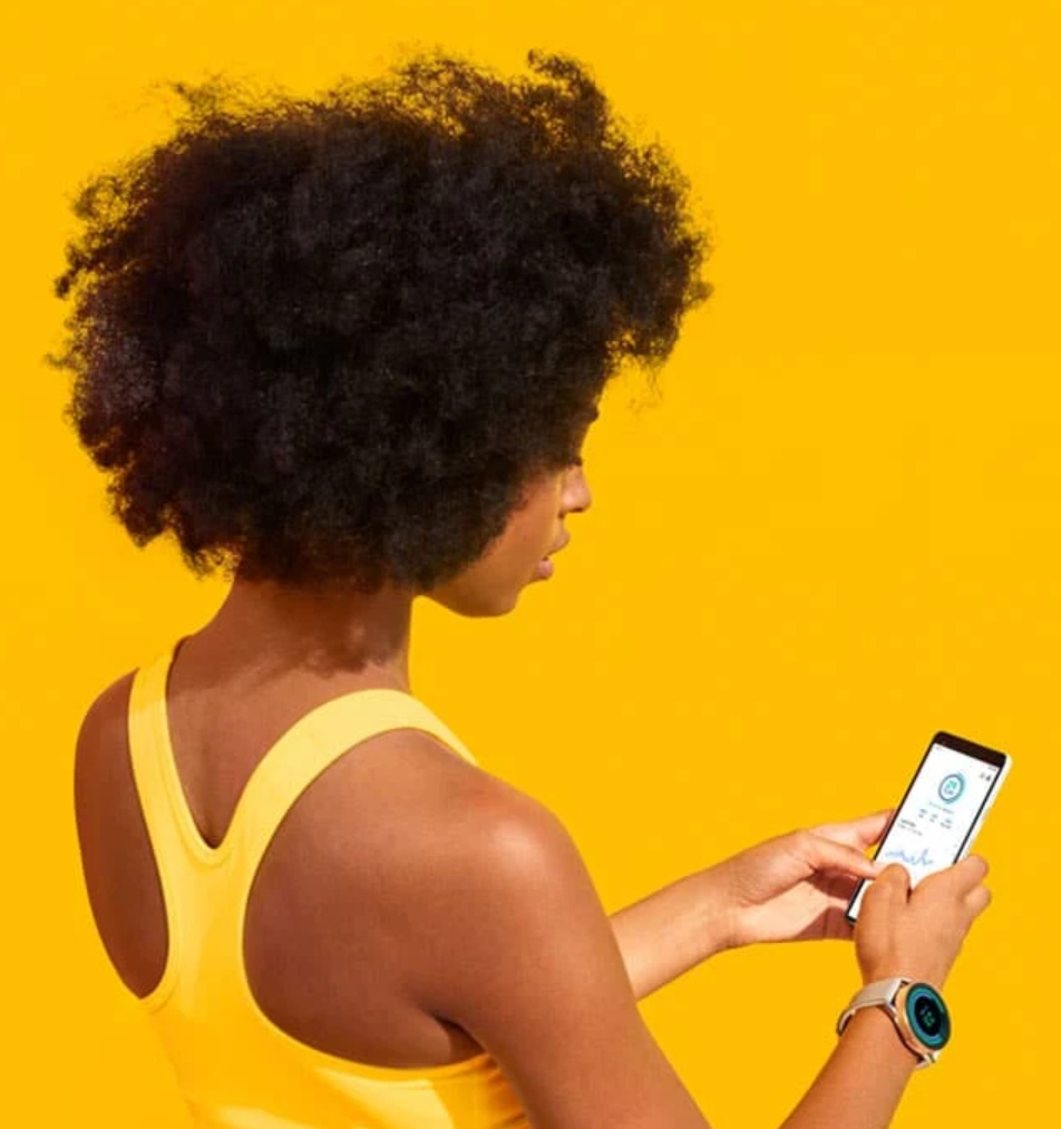 Google開發的一款追蹤健康及運動狀況的App「Google Fit」新增鏡頭測量心率與呼吸頻率功能，圖為使用「Google Fit」示意圖。 圖：取自官網