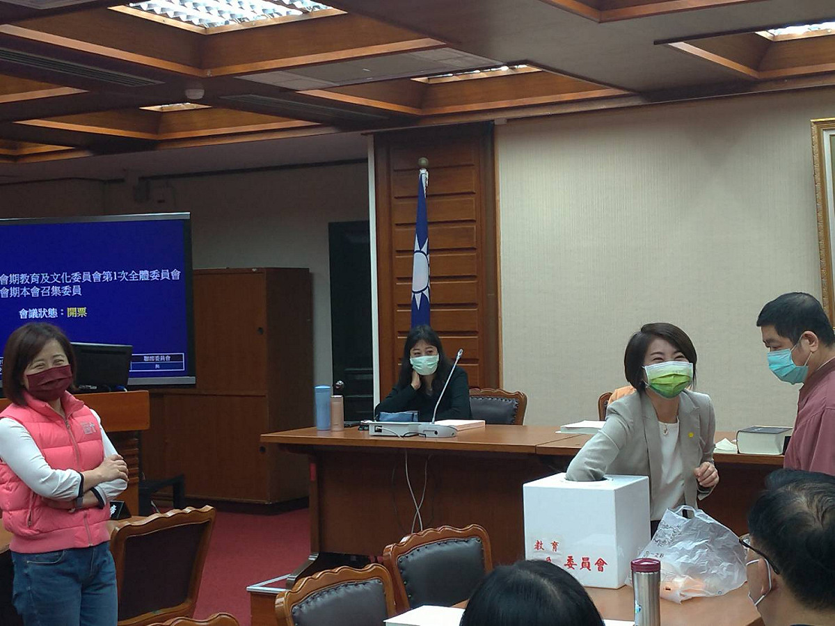 教育及文化委員會部分，召委選舉開票時，藍委林奕華、綠委張廖萬堅與周春米都同票數，不過周春米未中籤。 圖:陳佩君/攝