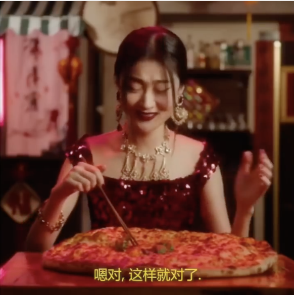 義大利時尚品牌Dolce &amp; Gabbana（D&amp;G），曾因發表涉種族歧視之嫌的宣傳影片及旗下設計師發表辱中言論，引起網友眾怒。 圖：翻攝自秒拍