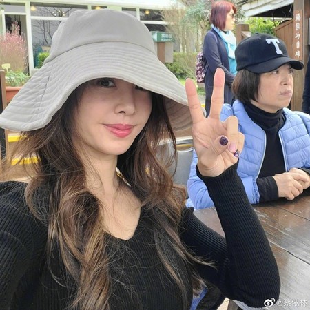 蔡依林5日開心分享出和家人去賞櫻的美照。 圖：翻攝自微博