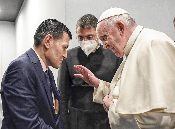 羅馬天主教教宗方濟各（Pope Francis）會見敘利亞已故3歲小難民亞蘭（Alan Kurdi）的父親庫迪（Abdullah Kurdi）。 圖：達志影像/美聯社