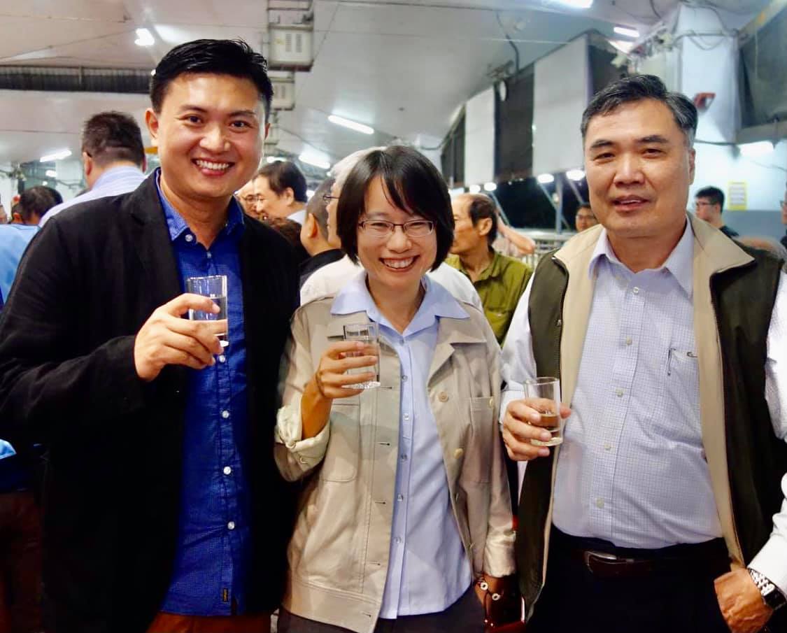 姚量議與前台北農產運銷公司（北農）總經理吳音寧合照 圖:擷取自臉書