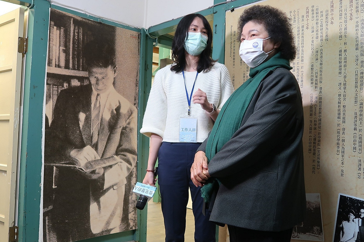國家人權委員會主委陳菊（右）與殷海光基金會執行長謝嘉心站在殷海光舊照前。 圖：林朝億/攝