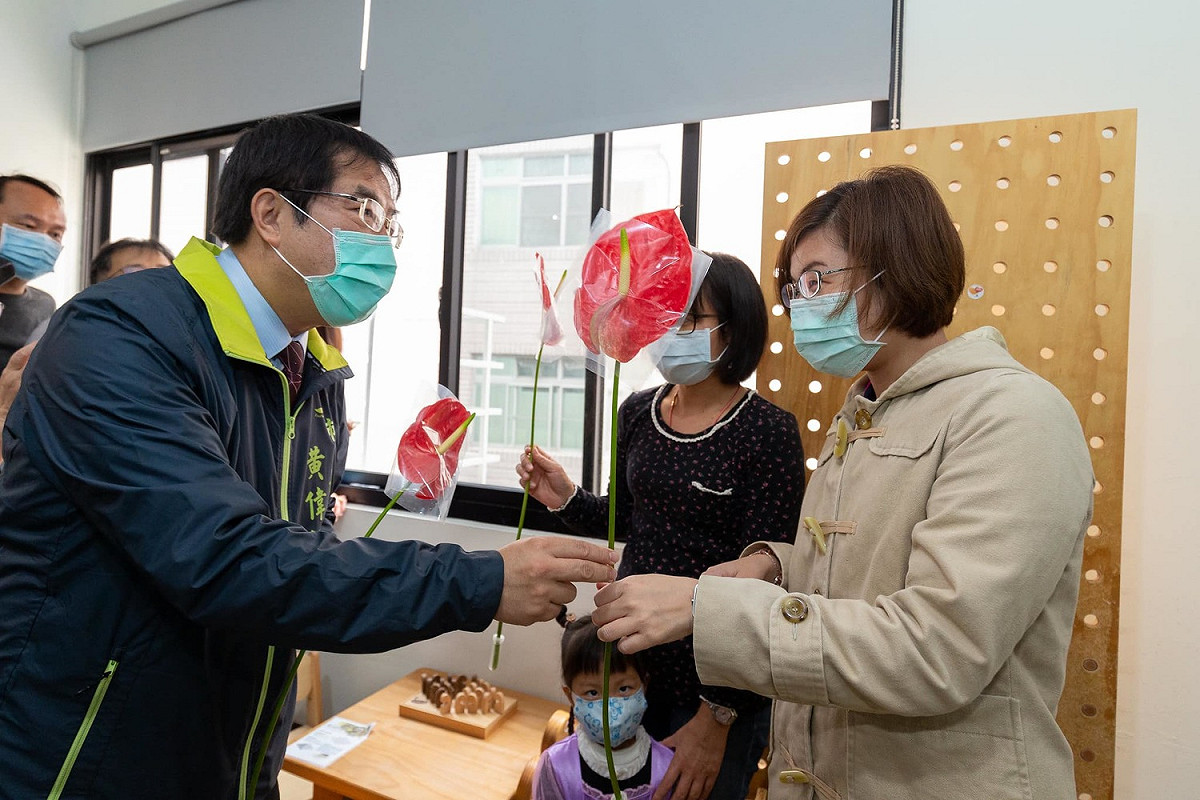 黃偉哲今（8）日發送台南生產的火鶴花，祝市府女性員工及洽公女性民眾國際婦女節快樂。 圖：取自黃偉哲臉書