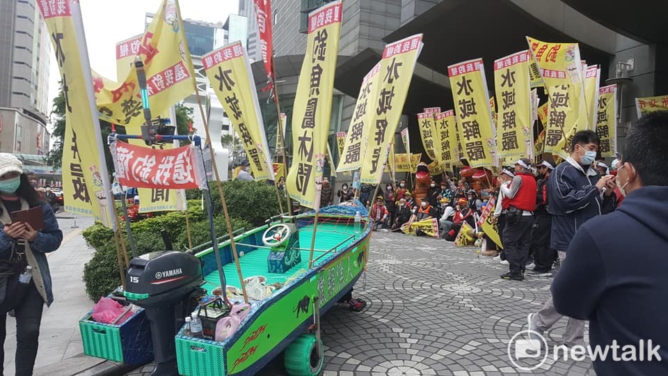 多個釣魚團體上午前往新北市政府抗議。 圖：翻攝中華民國水上浮具暨免牌小船休憩發展協會臉書公開社團