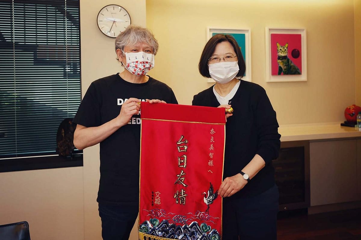 總統蔡英文（右）與與日本當代藝術家奈良美智（右）見面，並致贈錦旗與限量的「台日友情紀念酒」給奈良美智。 圖：取自中華文化協會臉書