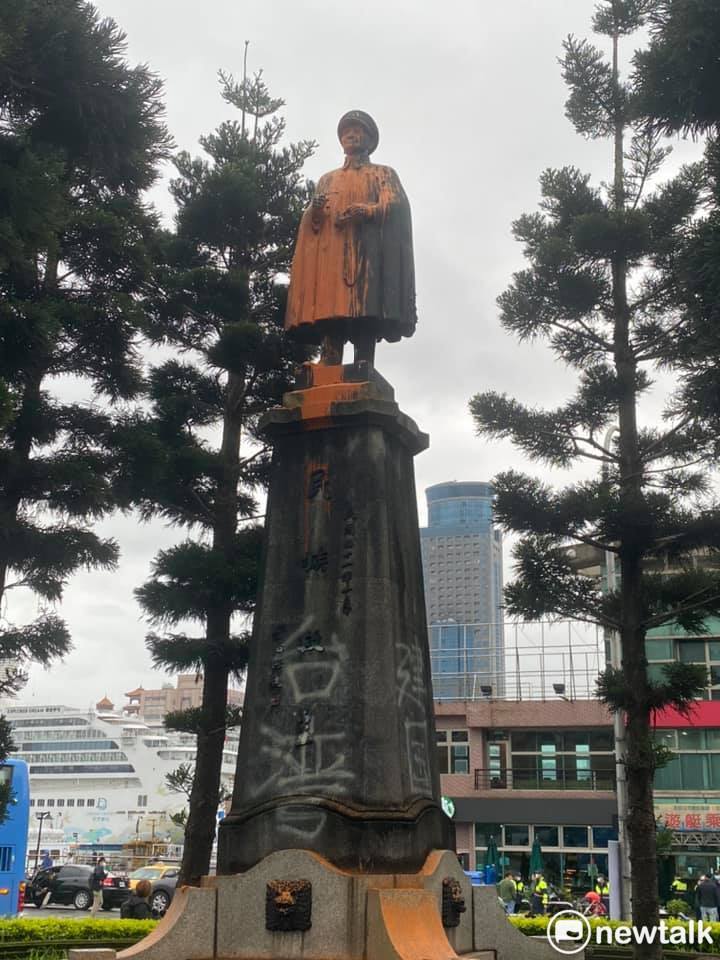 基隆火車站前圓環的蔣介石銅像，基隆市政府3日正式拆除，在拆除前一刻，有民眾在銅像上潑灑油漆，噴上「台灣」、「建國」等字樣。    圖：陳震岳提供