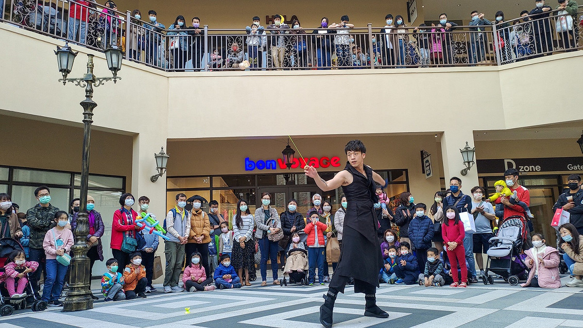 麗寶Outlet Mall的街頭藝人表演，讓觀眾看得目不轉睛。 麗寶Outlet Mall/提供