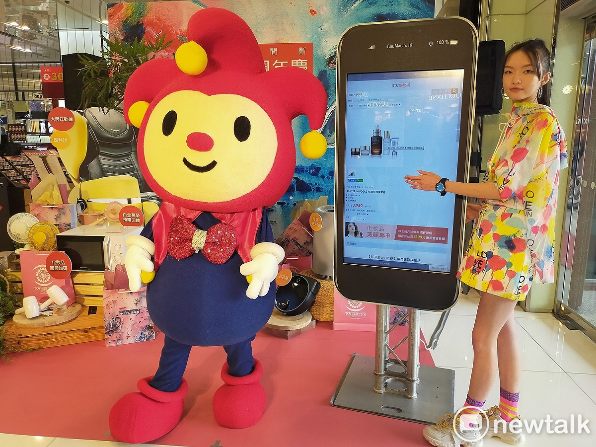 中友百貨線上購物因疫情營業額大幅成長四成，今年週年慶持續推出更多優惠。  圖：唐復年/攝