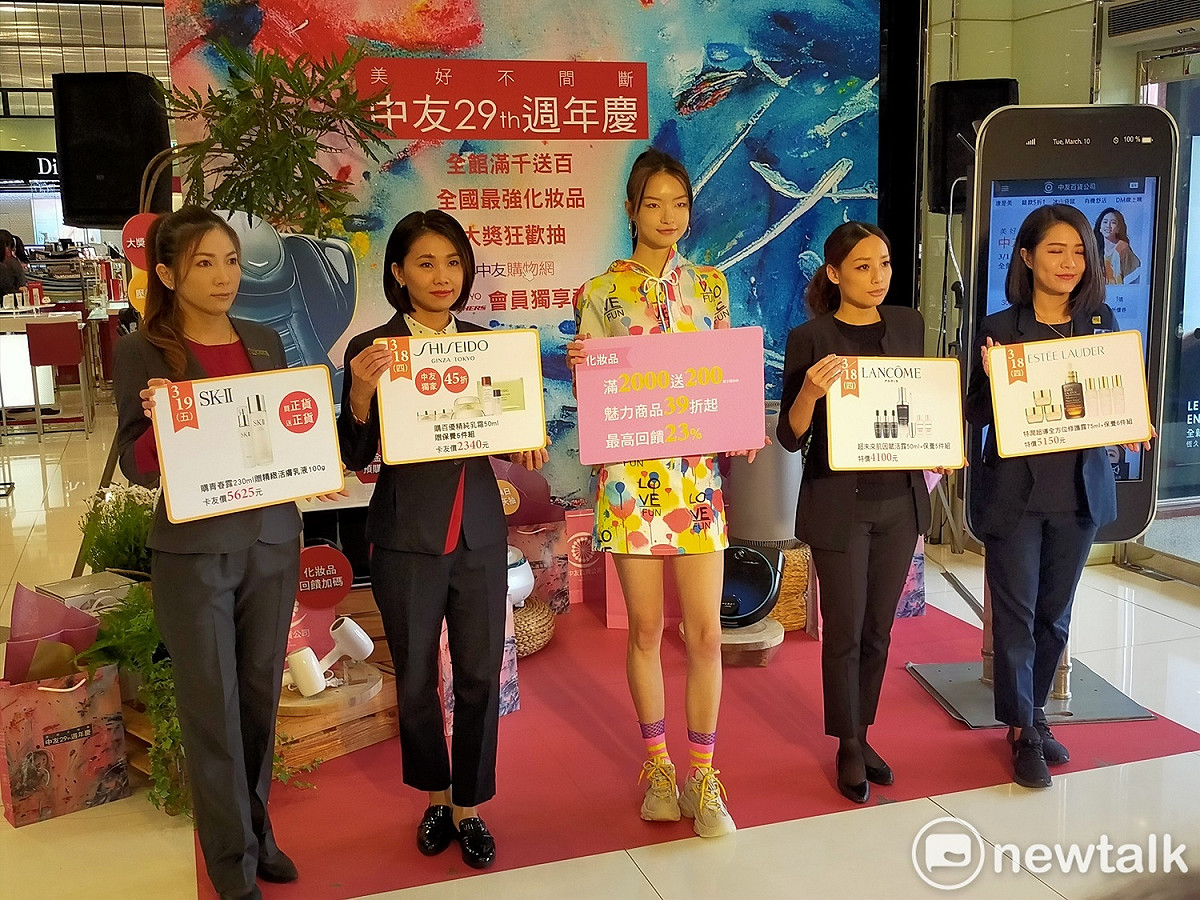 化妝品類是百貨週年慶的主打商品。 圖：唐復年/攝