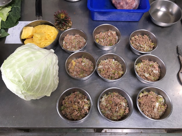 鳳梨高麗菜肉肉煮好準備供餐了。 圖：新北市動保處提供