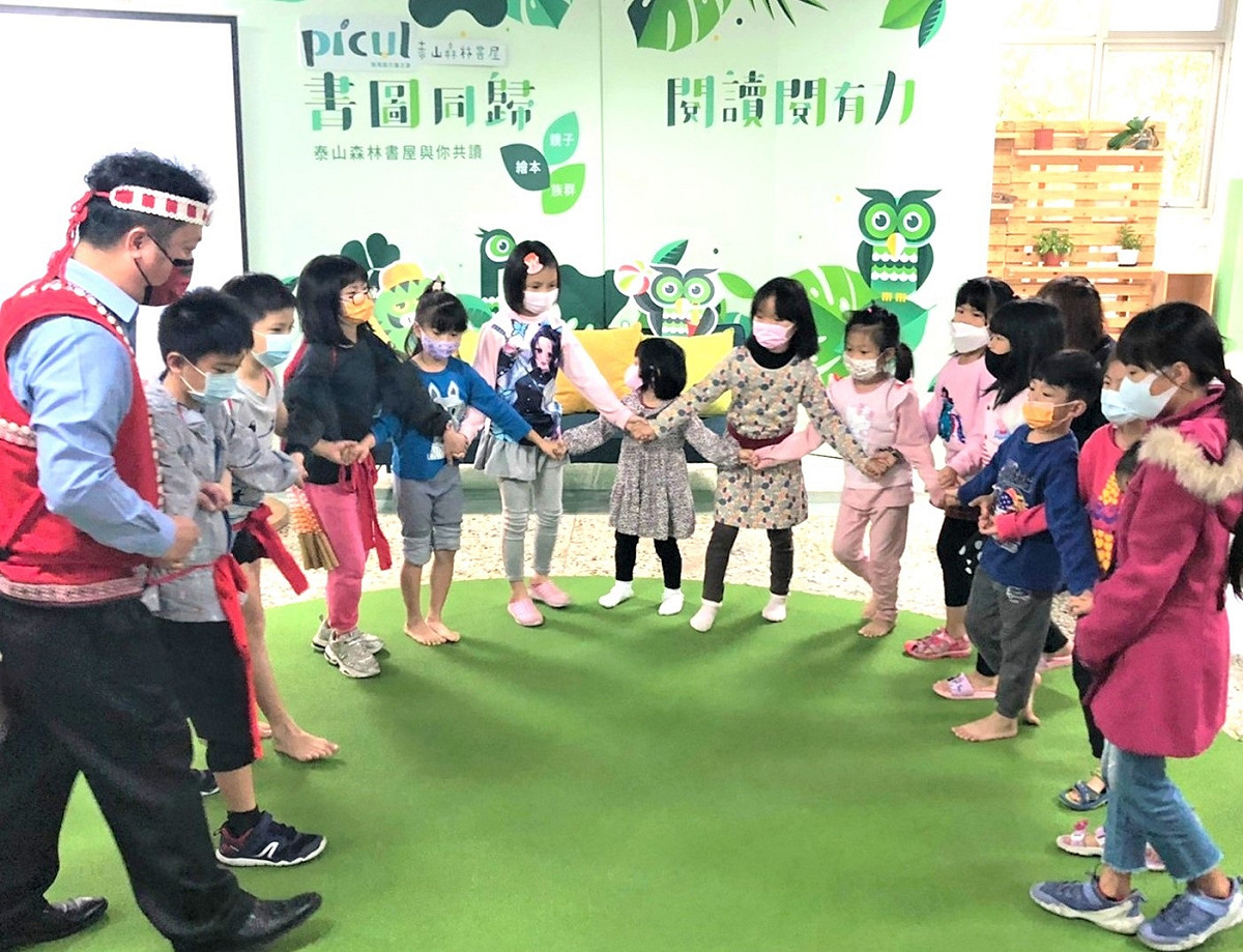 風英輝團長(左一)帶領小朋友跳矮靈祭舞蹈。 圖：新北市原民局提供