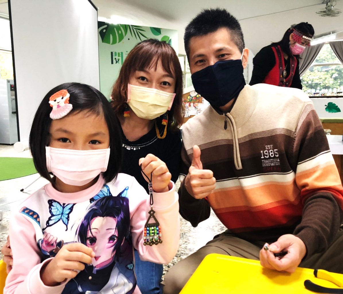 親子共同完成小臀鈴的吊飾。 圖：新北市原民局提供