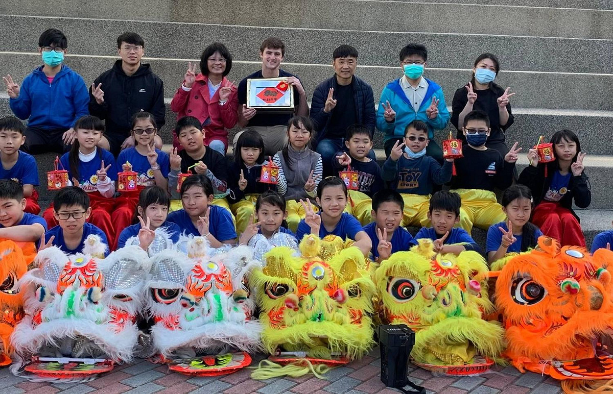 野柳國小位於國際級的觀光景點「野柳地質公園」旁，因此以在地生態環境特色為主題，與外師共同設計「英語地質小小解說員」的特色課程。 圖：新北市教育局提供