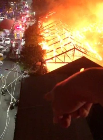 消防人員10分鐘內趕抵，緊急拉起水線灌救，並將附近人車撤離。 圖：翻攝爆廢公社二館