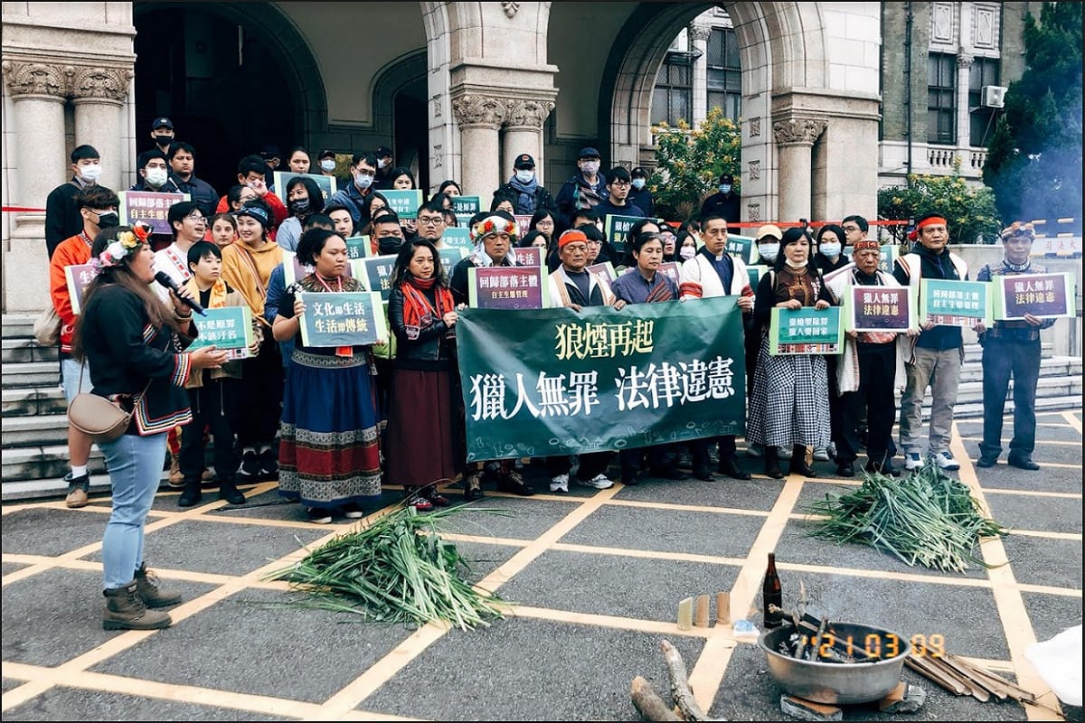布農族男子Talum Suqluman（漢名王光祿）等釋憲案，司法院大法官今（9）日召開言詞辯論庭，原民團體、人權組體等到場聲援。 圖：原住民族青年陣線提供（資料照片）