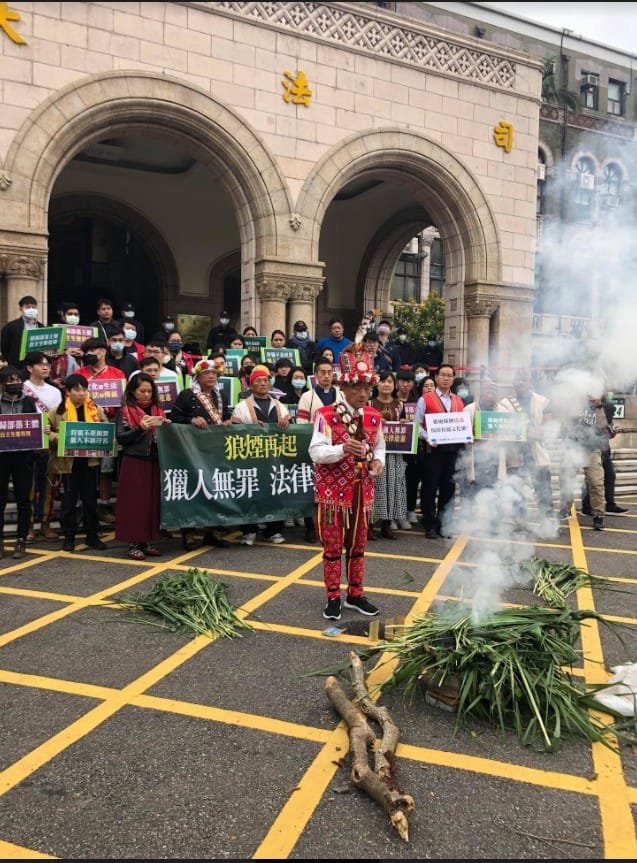 原民團體在司法院前「升起狼煙」，詔告上天與祖靈「獵人無罪、法律違憲」 圖：原住民族青年陣線提供