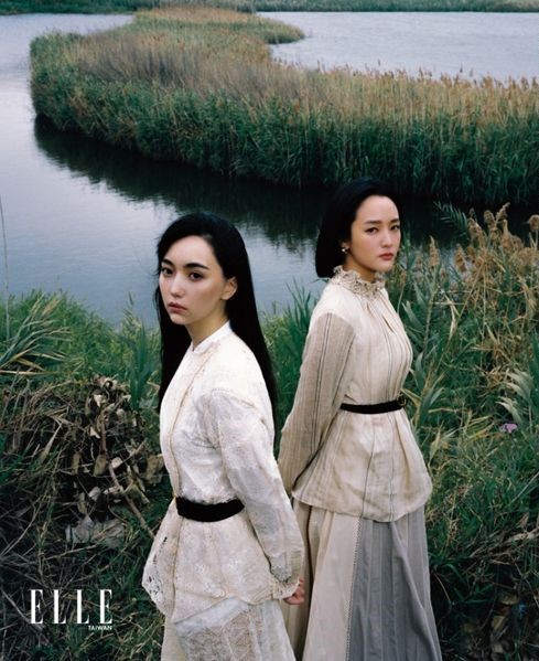 黑嘉嘉(左)和王淨(右)一同登上《ELLE》雜誌3月號封面。 圖：ELLE／提供