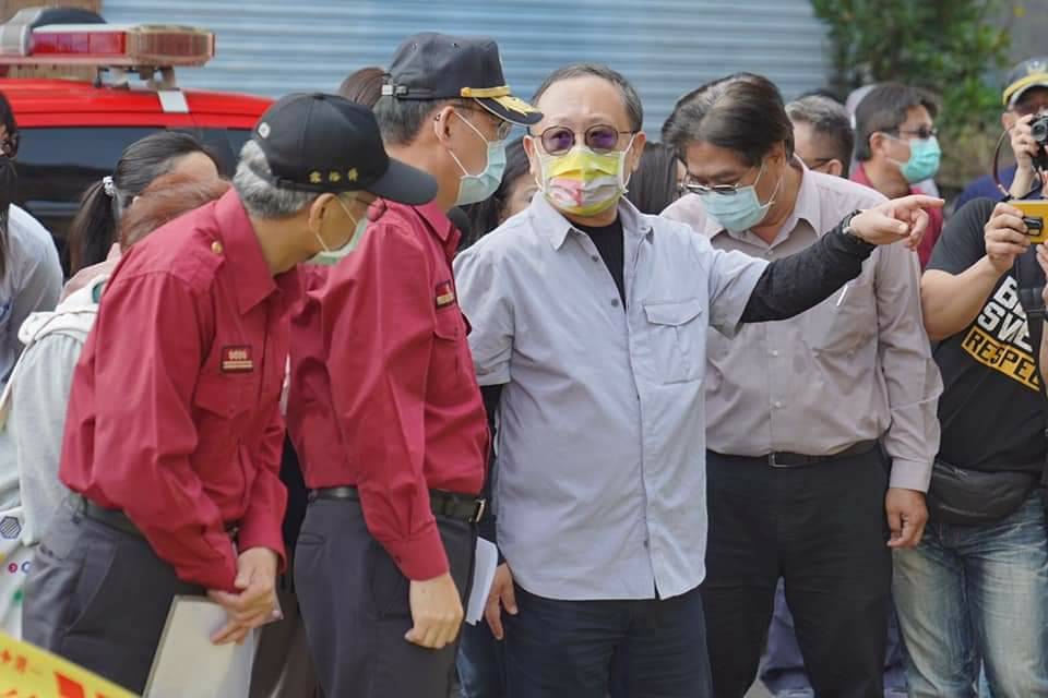 史哲(中)代陳其邁勘察自行車倉庫災情。 圖:翻攝高市文化局臉書