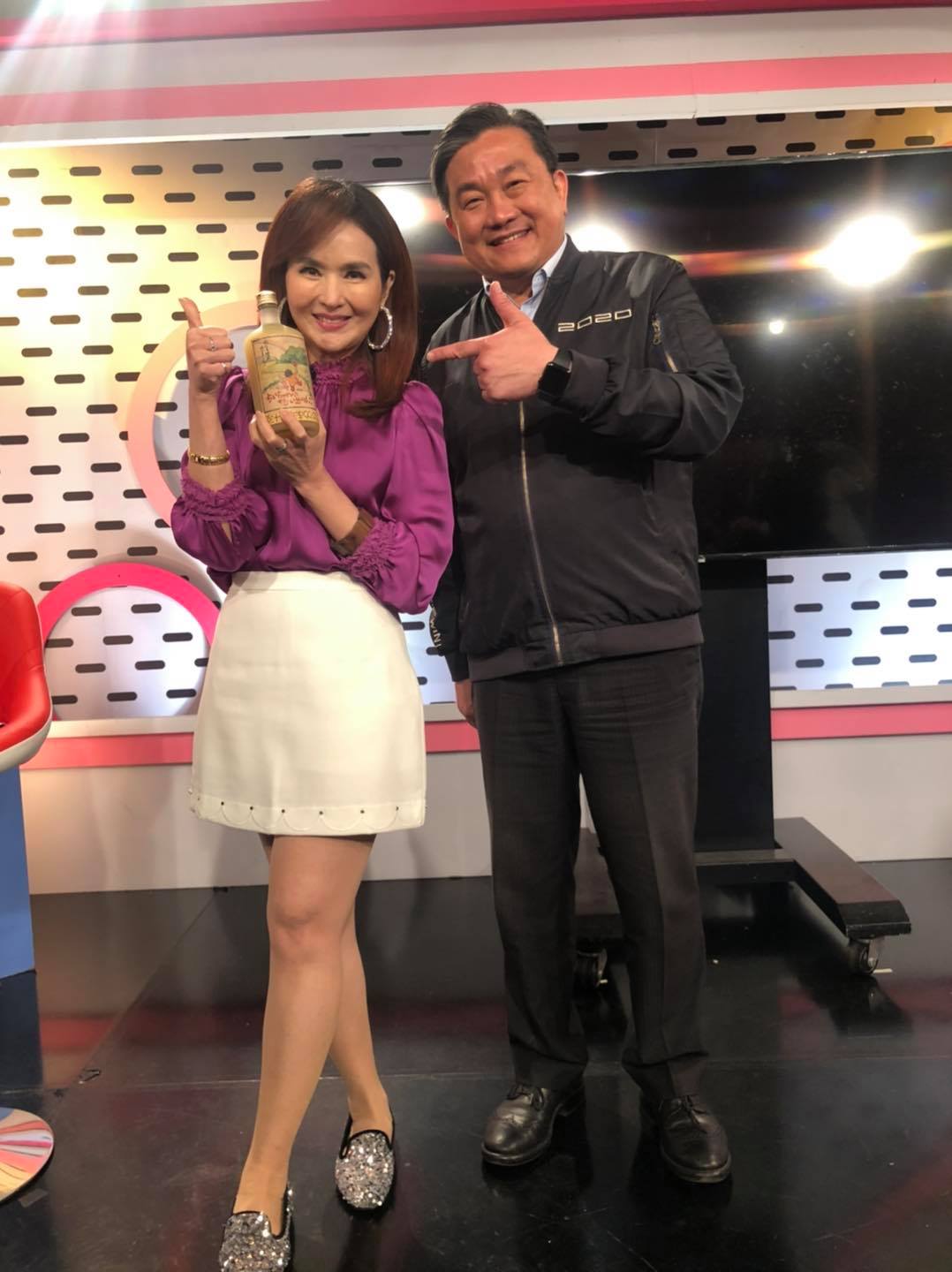 綠委王定宇日前上政論節目與主持人安幼琪合影。 圖:擷取自臉書