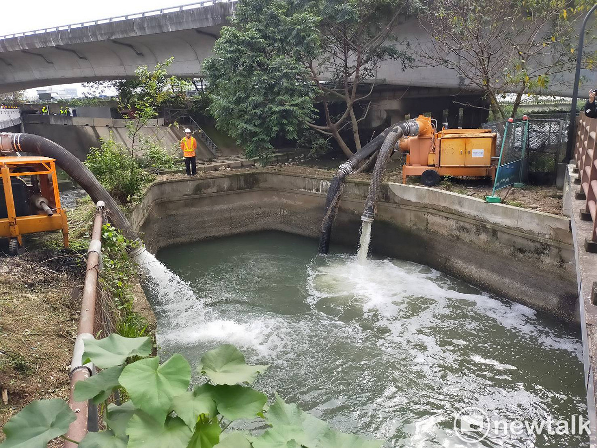 桃園市政府多管其下，優先取用埤塘水源及老街溪、新街溪等河川抽水支援，每日可提供5.76萬噸水量，有效減少石門水庫農用供灌水壓力。 圖：林昀真／攝