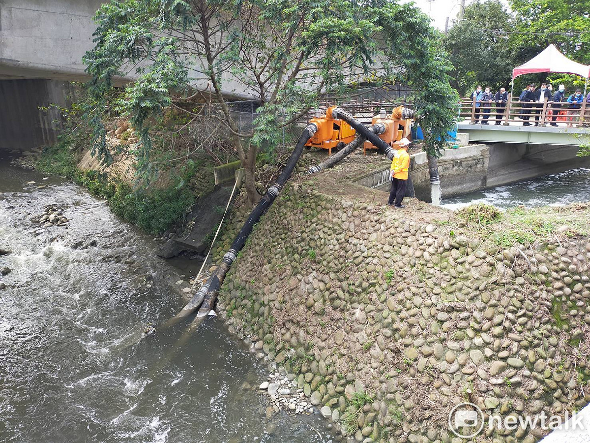 桃園市府目前在老街溪及新街溪設置取水點，運用5台12英吋抽水機抽取溪水，原本目標是取水260萬噸。 圖：林昀真／攝